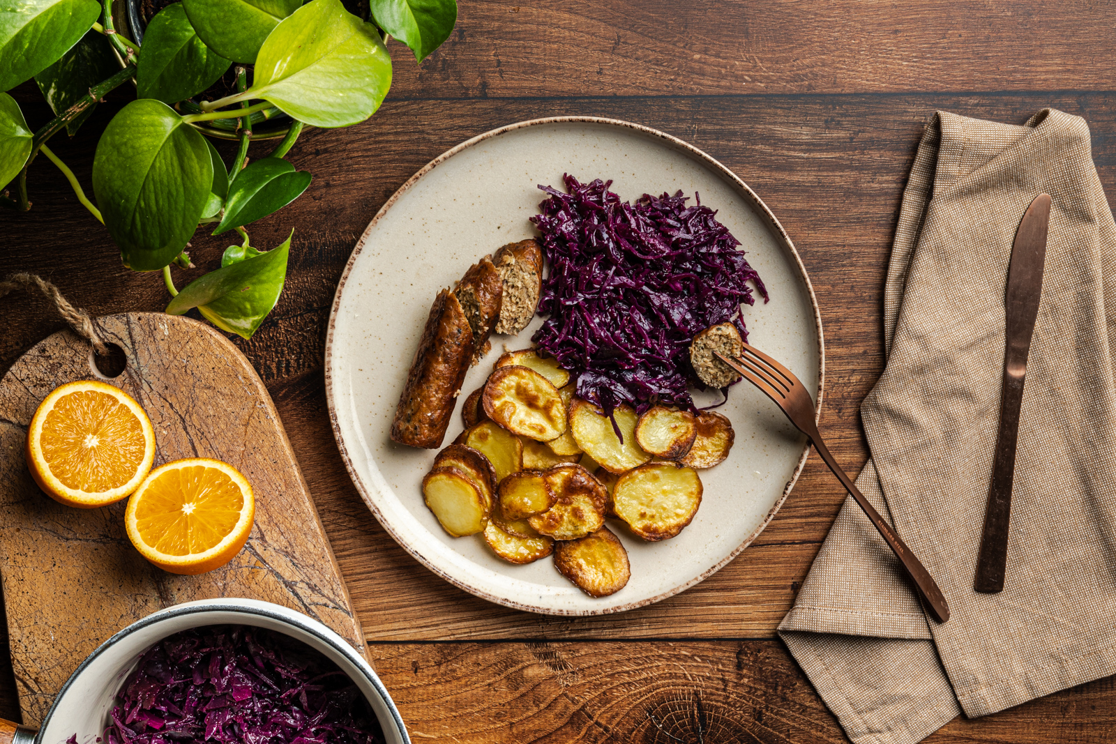 Vegan worstje met gestoofde rodekool