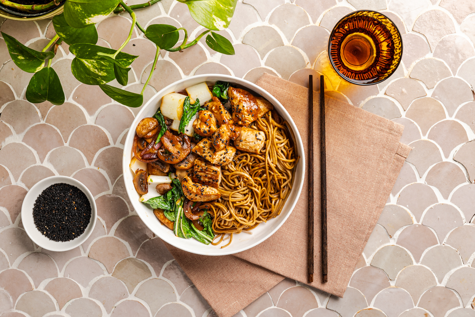 Udon noedels met 'black garlic' kalkoen